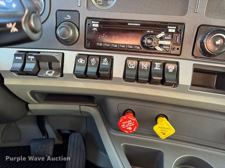 image for item ER0204 2020 Kenworth T680 semi truck