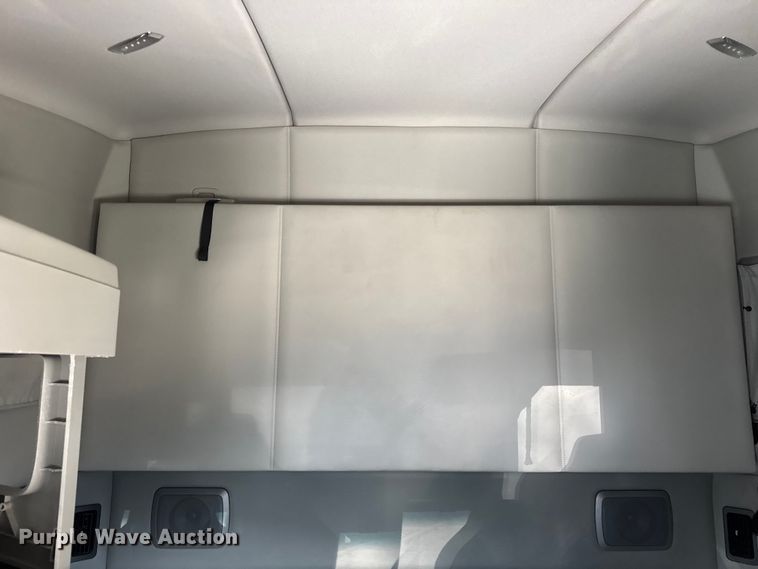 image for item ER0204 2020 Kenworth T680 semi truck