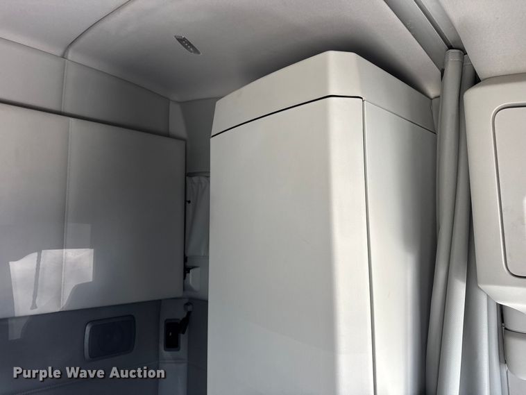 image for item ER0204 2020 Kenworth T680 semi truck