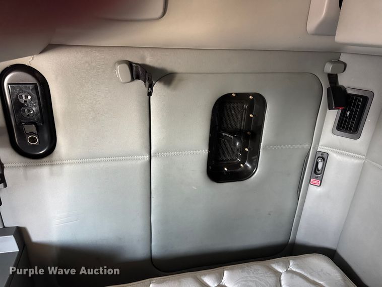 image for item ER0204 2020 Kenworth T680 semi truck