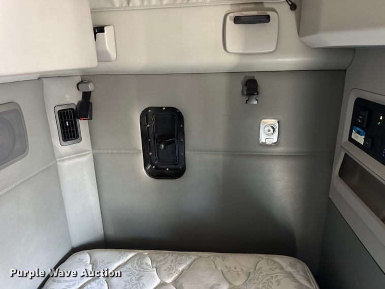 image for item ER0204 2020 Kenworth T680 semi truck