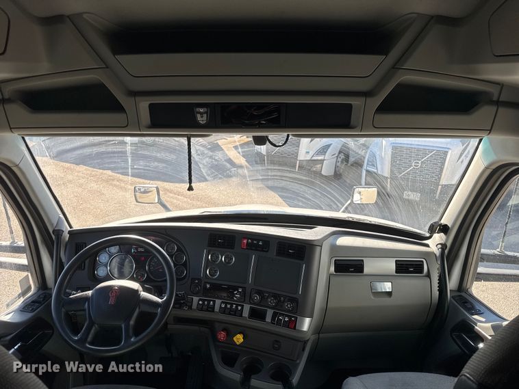 image for item ER0204 2020 Kenworth T680 semi truck