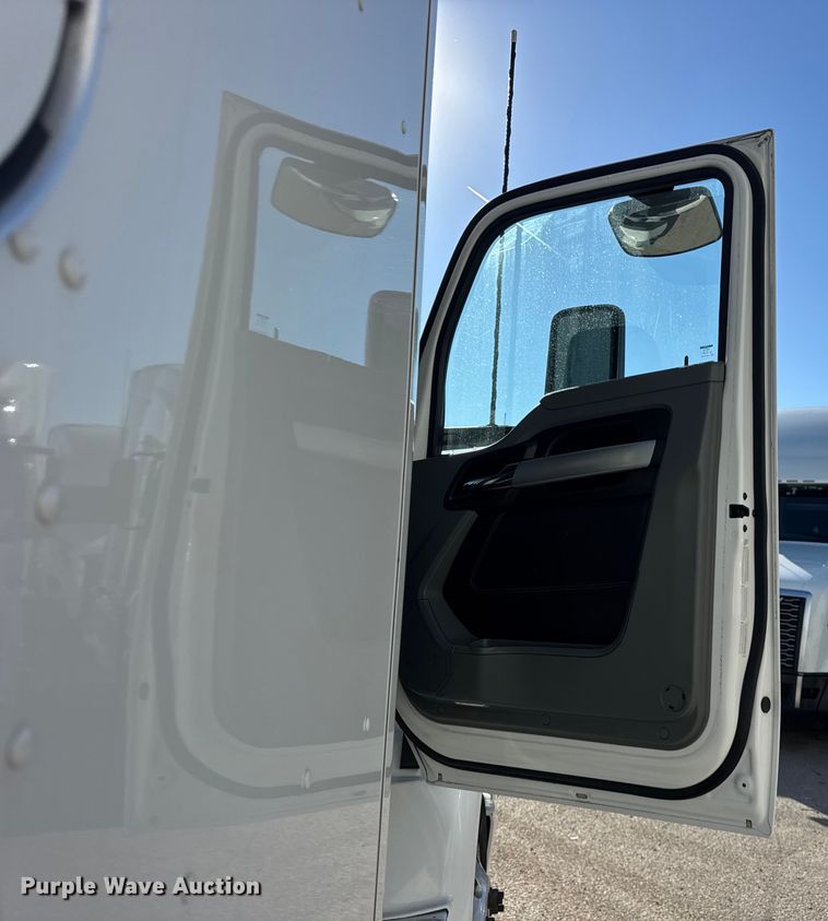 image for item ER0204 2020 Kenworth T680 semi truck