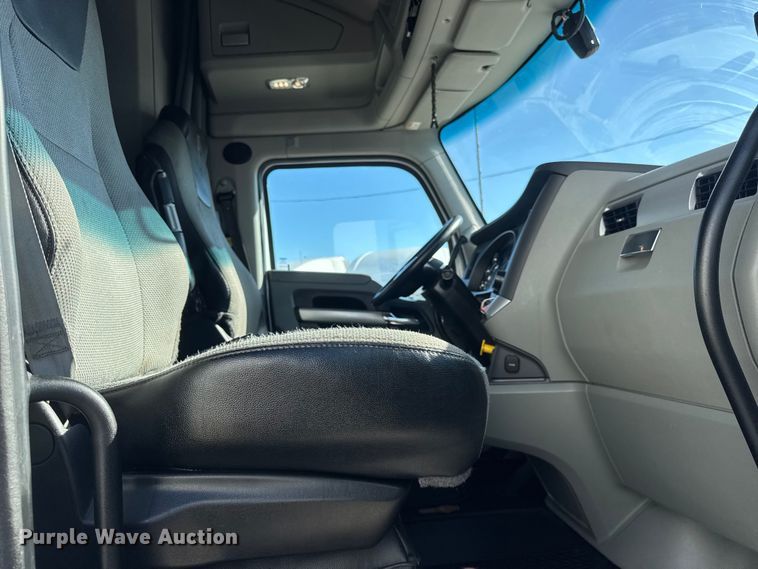 image for item ER0204 2020 Kenworth T680 semi truck