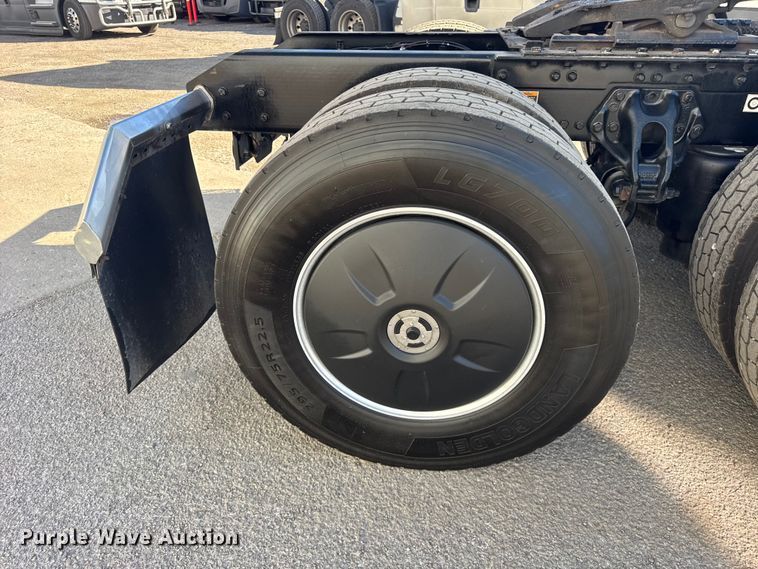 image for item ER0204 2020 Kenworth T680 semi truck