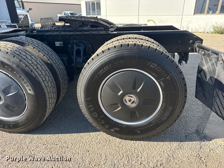 image for item ER0204 2020 Kenworth T680 semi truck