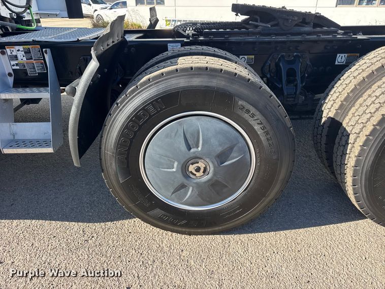 image for item ER0204 2020 Kenworth T680 semi truck