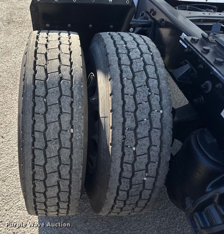 image for item ER0204 2020 Kenworth T680 semi truck