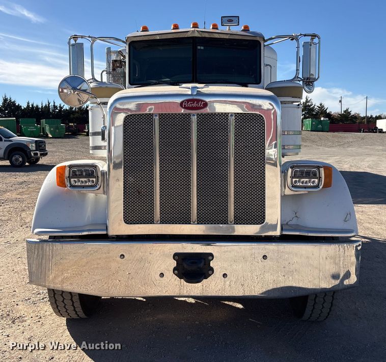 image for item ER1087 2013 Peterbilt 367 semi truck