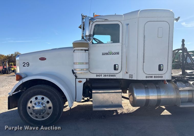 image for item ER1087 2013 Peterbilt 367 semi truck