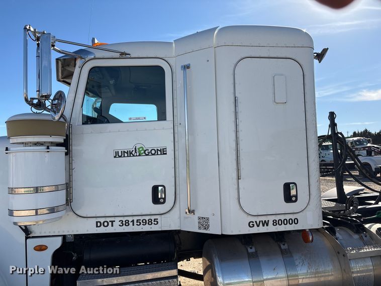 image for item ER1087 2013 Peterbilt 367 semi truck