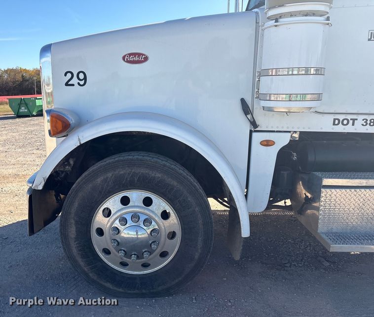 image for item ER1087 2013 Peterbilt 367 semi truck