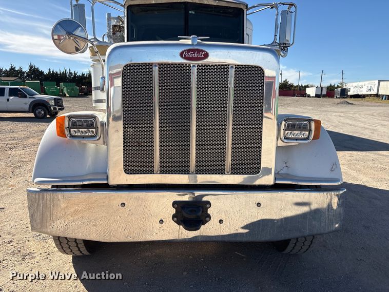 image for item ER1087 2013 Peterbilt 367 semi truck