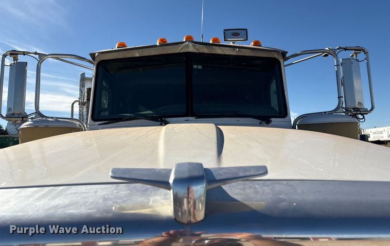 image for item ER1087 2013 Peterbilt 367 semi truck