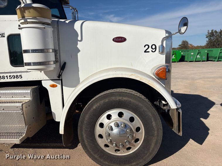 image for item ER1087 2013 Peterbilt 367 semi truck