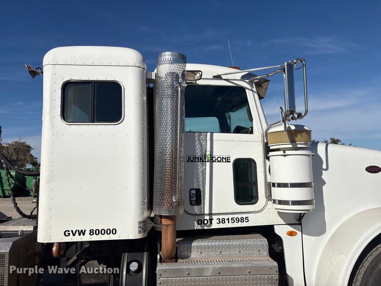 image for item ER1087 2013 Peterbilt 367 semi truck