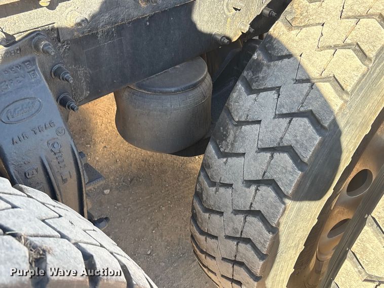 image for item ER1087 2013 Peterbilt 367 semi truck