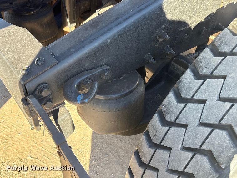 image for item ER1087 2013 Peterbilt 367 semi truck