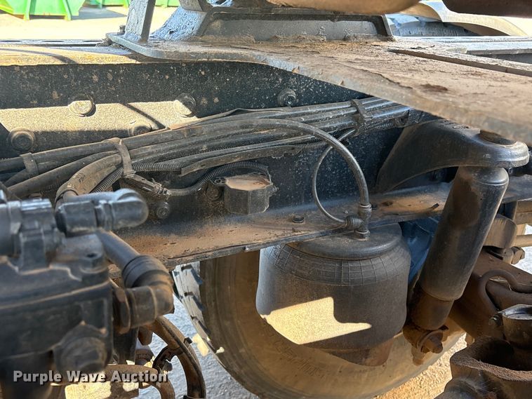 image for item ER1087 2013 Peterbilt 367 semi truck