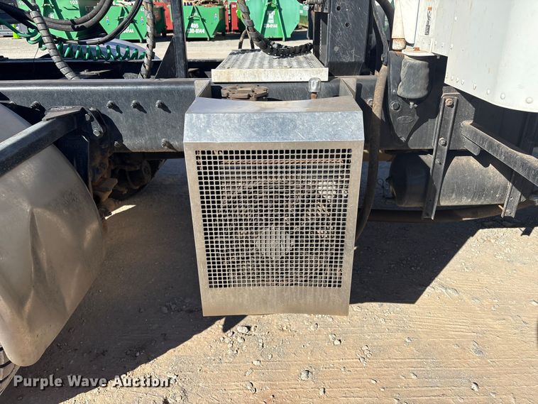 image for item ER1087 2013 Peterbilt 367 semi truck