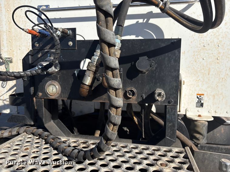 image for item ER1087 2013 Peterbilt 367 semi truck