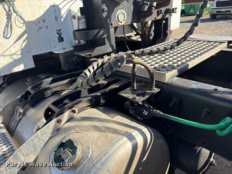 image for item ER1087 2013 Peterbilt 367 semi truck