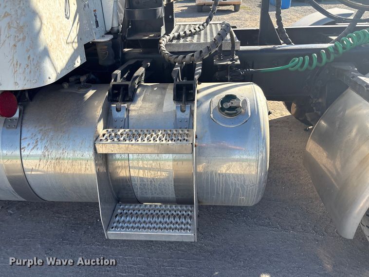 image for item ER1087 2013 Peterbilt 367 semi truck