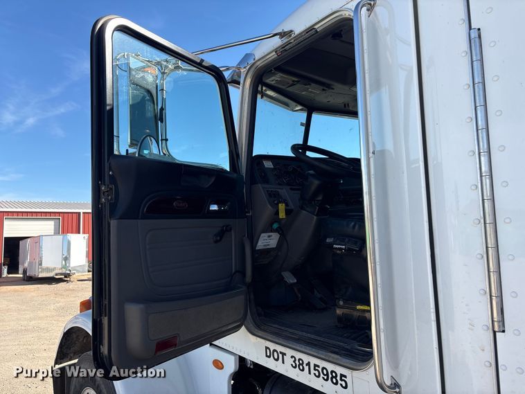image for item ER1087 2013 Peterbilt 367 semi truck