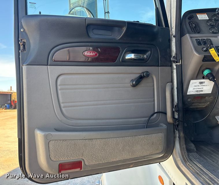 image for item ER1087 2013 Peterbilt 367 semi truck