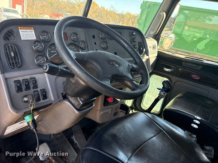 image for item ER1087 2013 Peterbilt 367 semi truck
