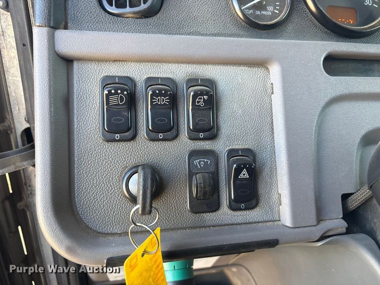 image for item ER1087 2013 Peterbilt 367 semi truck