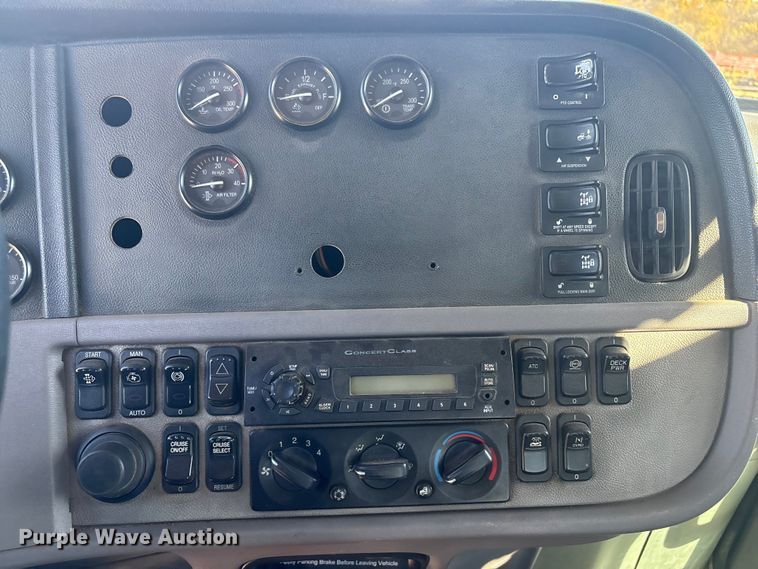 image for item ER1087 2013 Peterbilt 367 semi truck