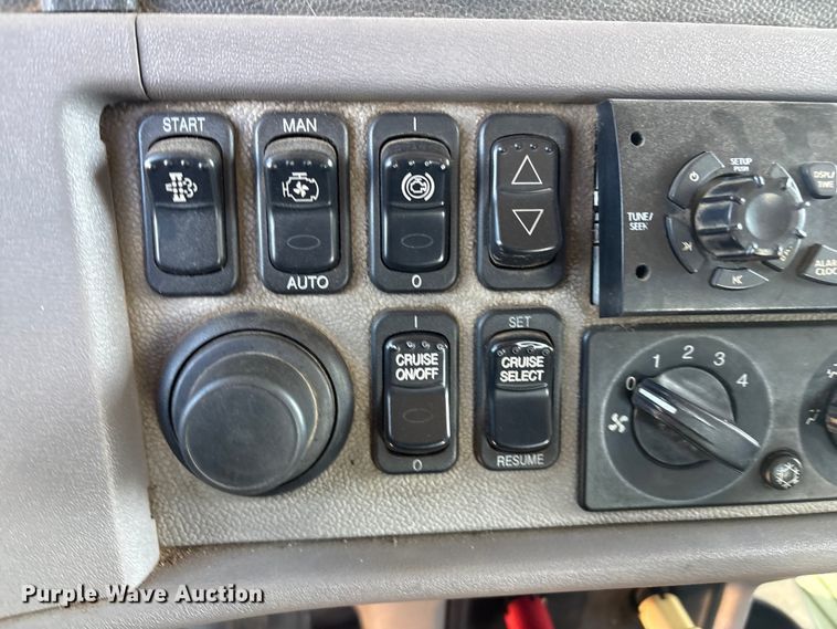 image for item ER1087 2013 Peterbilt 367 semi truck