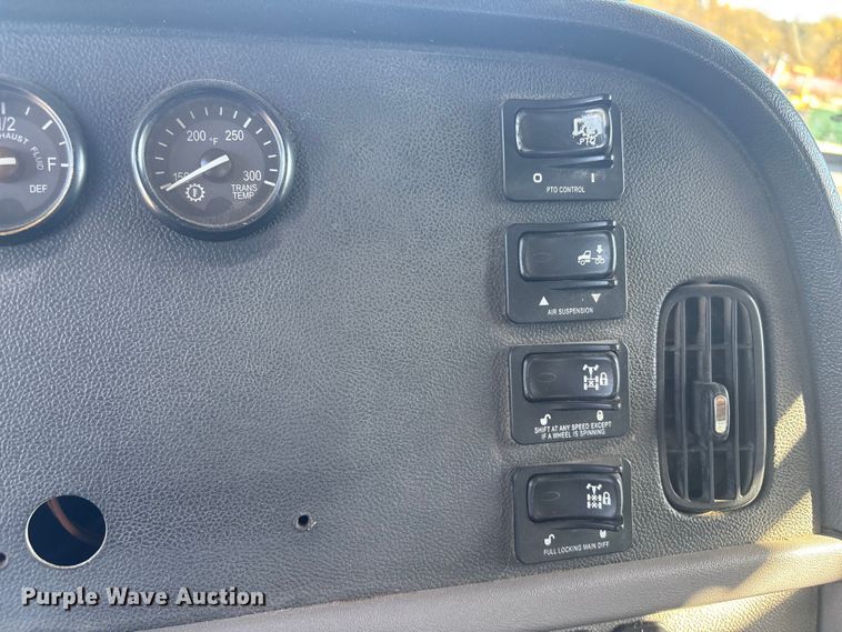 image for item ER1087 2013 Peterbilt 367 semi truck