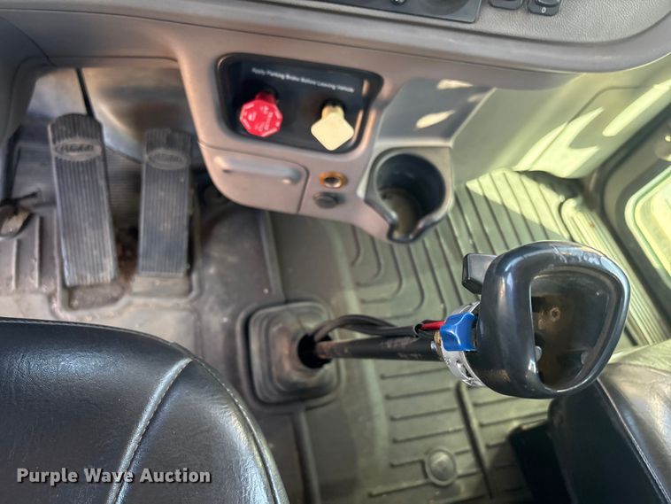 image for item ER1087 2013 Peterbilt 367 semi truck