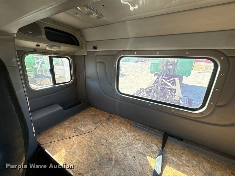 image for item ER1087 2013 Peterbilt 367 semi truck