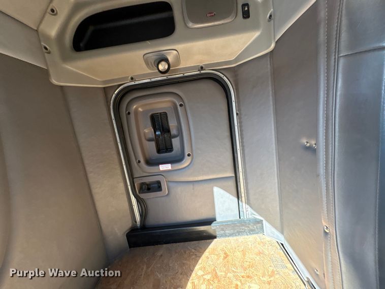 image for item ER1087 2013 Peterbilt 367 semi truck