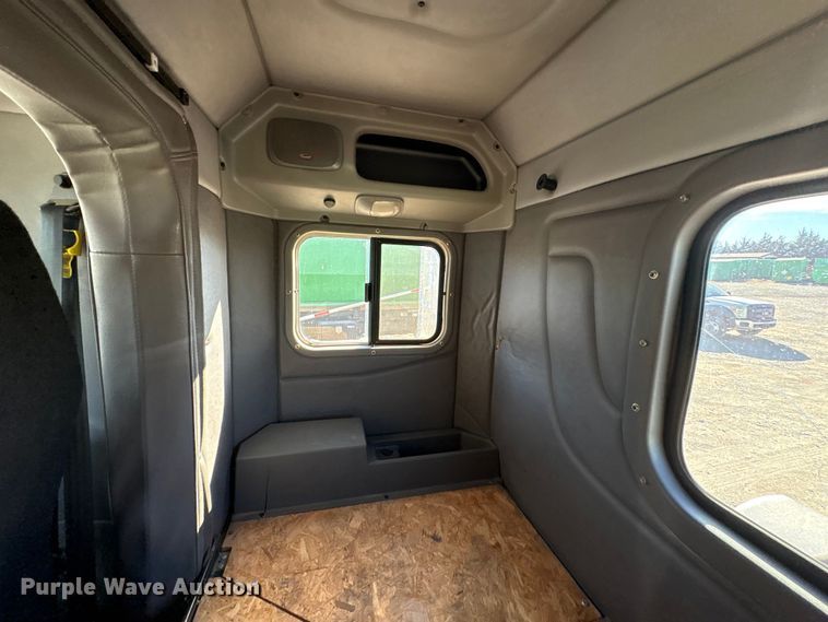 image for item ER1087 2013 Peterbilt 367 semi truck