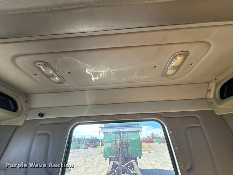 image for item ER1087 2013 Peterbilt 367 semi truck