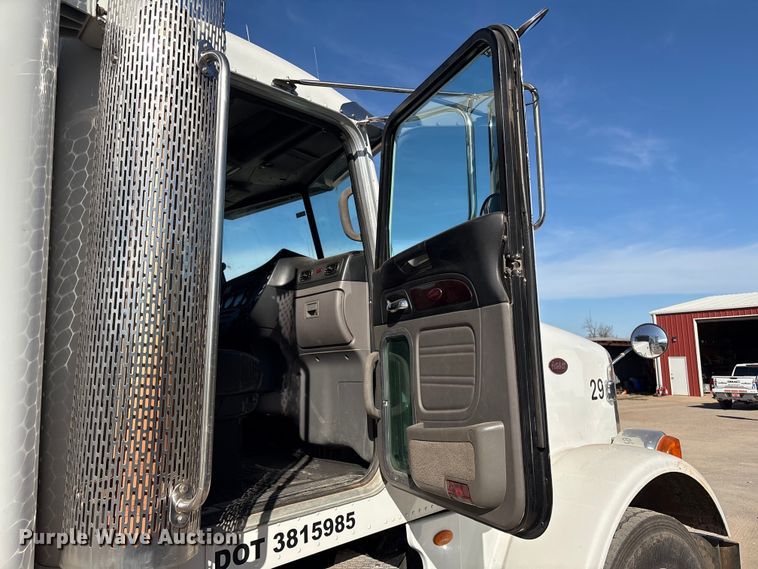 image for item ER1087 2013 Peterbilt 367 semi truck