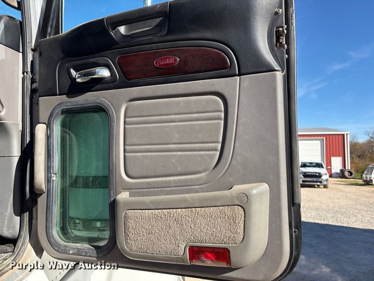 image for item ER1087 2013 Peterbilt 367 semi truck