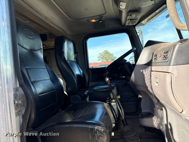 image for item ER1087 2013 Peterbilt 367 semi truck