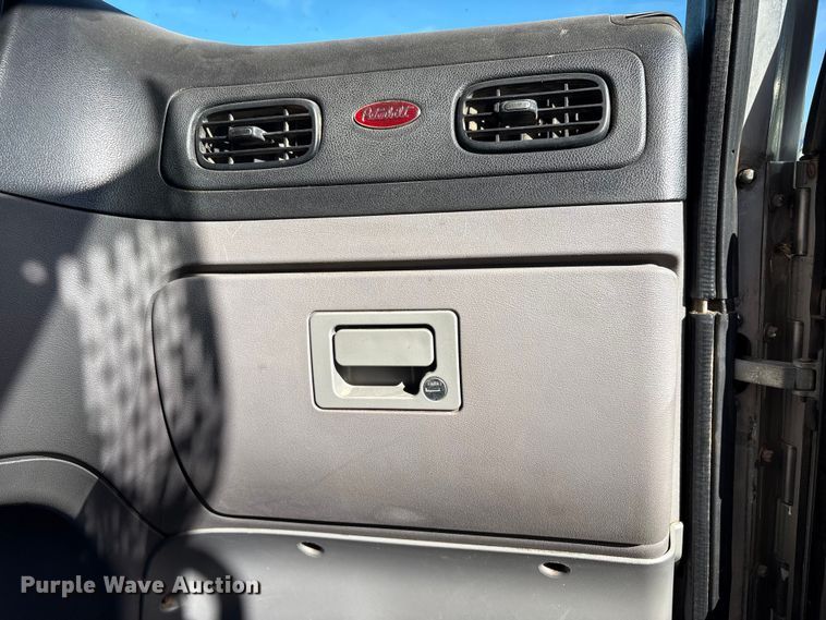 image for item ER1087 2013 Peterbilt 367 semi truck