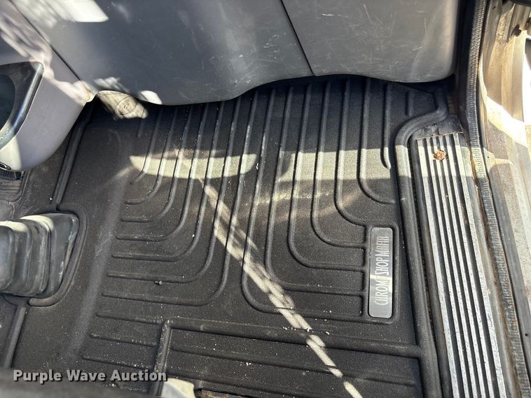 image for item ER1087 2013 Peterbilt 367 semi truck