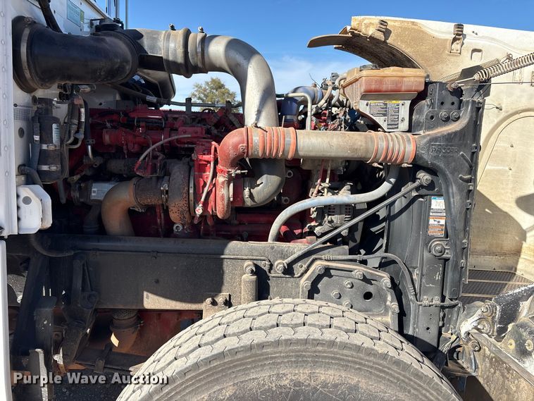 image for item ER1087 2013 Peterbilt 367 semi truck