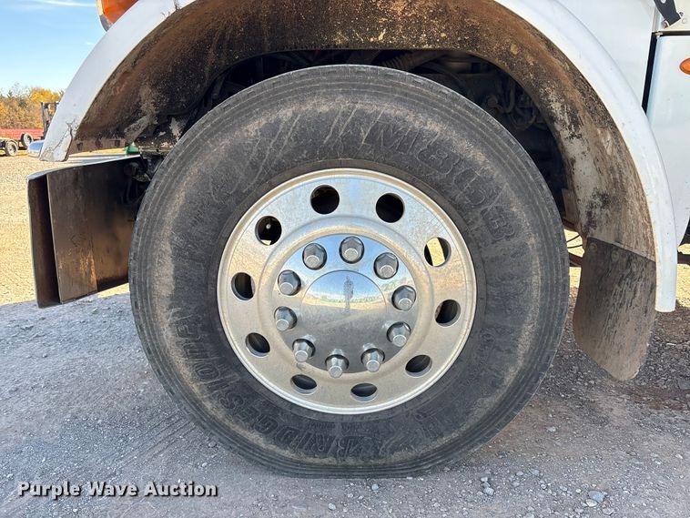 image for item ER1087 2013 Peterbilt 367 semi truck