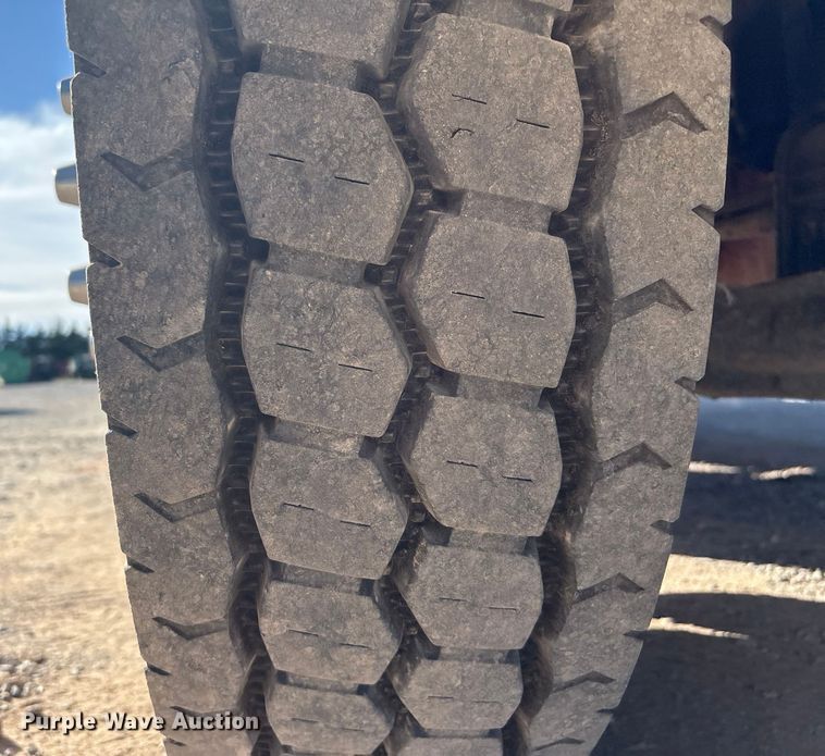 image for item ER1087 2013 Peterbilt 367 semi truck