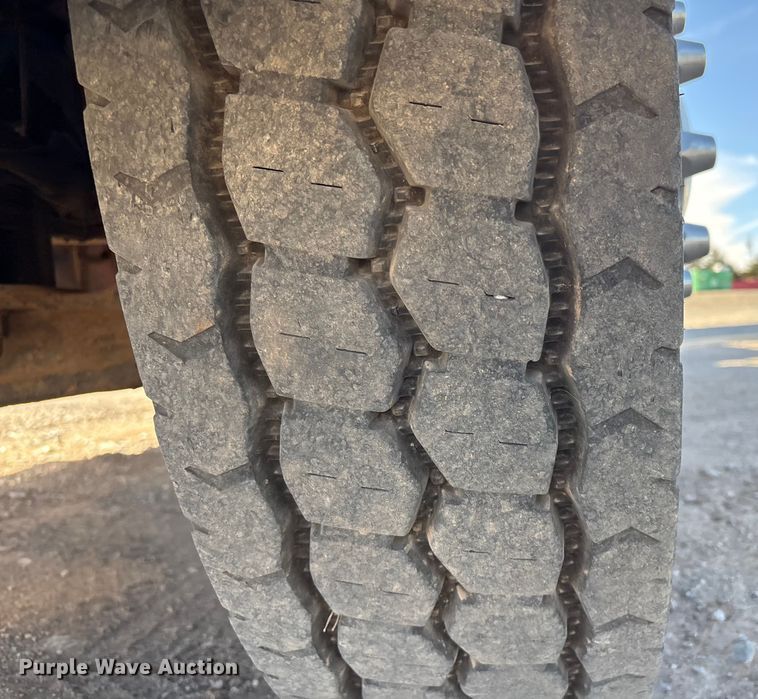 image for item ER1087 2013 Peterbilt 367 semi truck