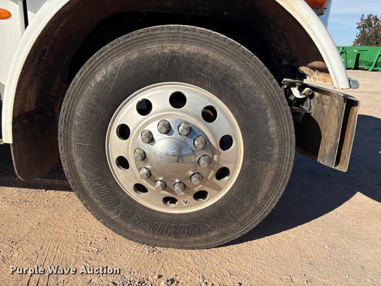image for item ER1087 2013 Peterbilt 367 semi truck