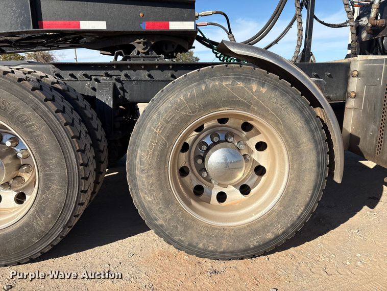 image for item ER1087 2013 Peterbilt 367 semi truck